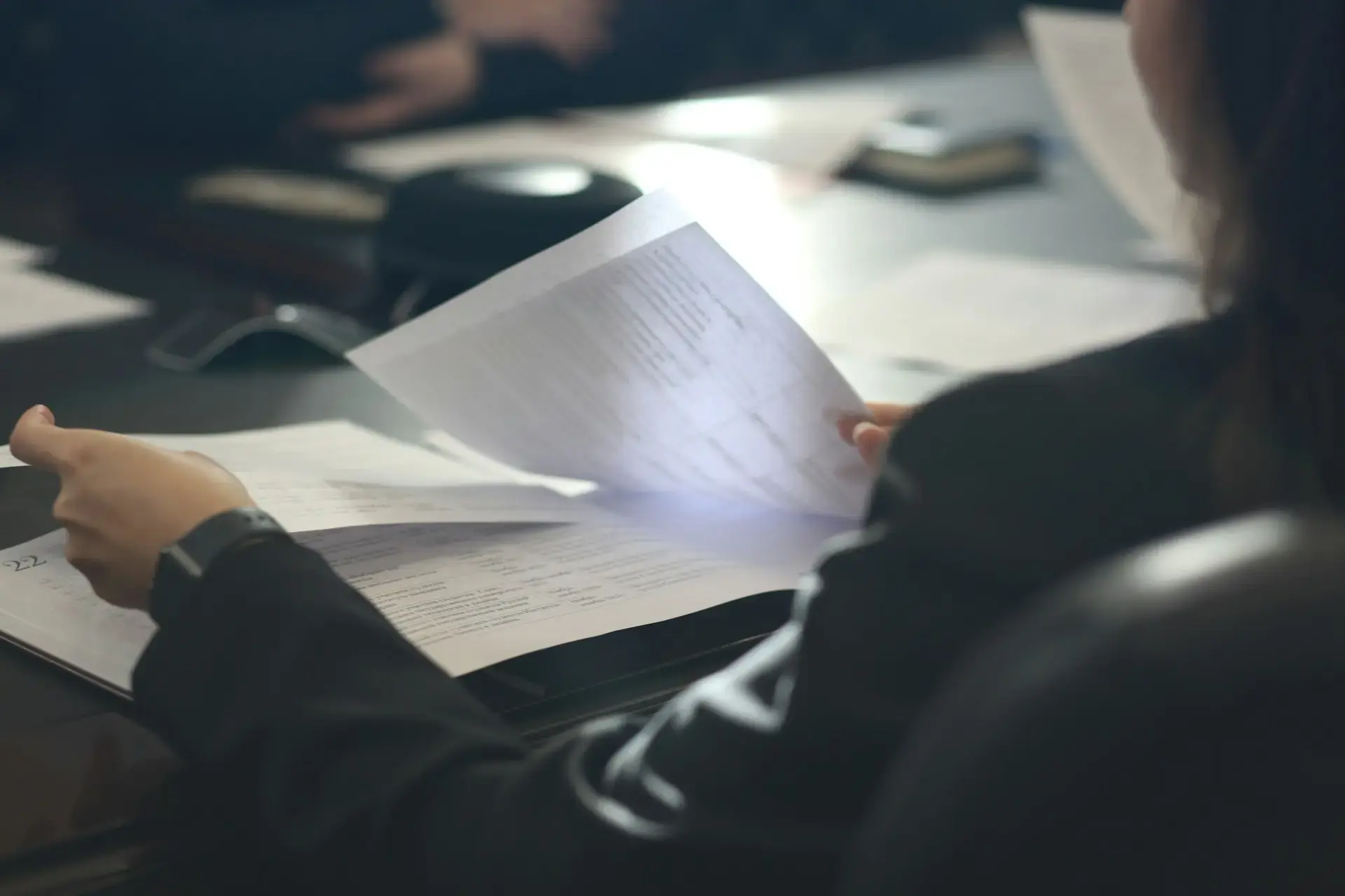 Revisión de documentos legales en proceso administrativo
